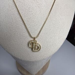 Elegant Gold Pendant Necklace